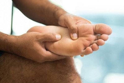 Tidak Hanya di Kaki, Kenali Beberapa Ciri-ciri Terkena Asam Urat