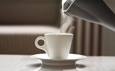 Apakah Minum Air Panas Bantu Hilangkan Lemak Perut?