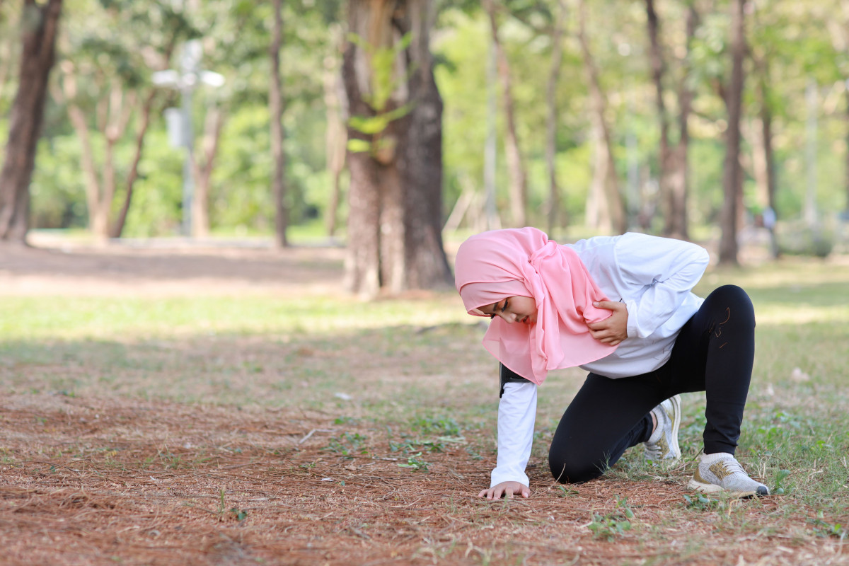 Seorang wanita mengalami nyeri dada.