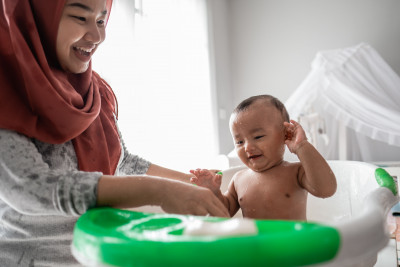 Jangan Keliru, Ini Mitos dan Fakta Memandikan Bayi