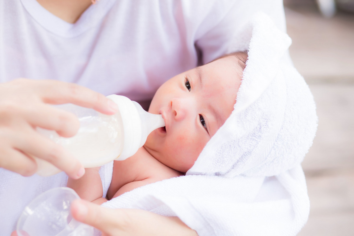 anak minum susu