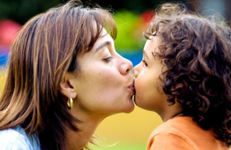 ibu cium bibir anaknya