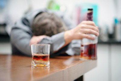 Studi: Rutin Minum Alkohol Tingkatkan Risiko Terkena Demensia