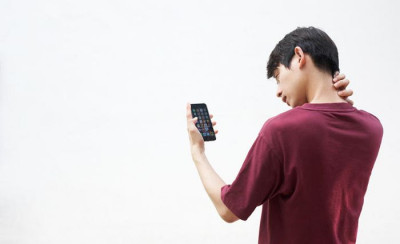 Sindrom Text Neck, Cedera Leher Akibat Penggunaan Ponsel