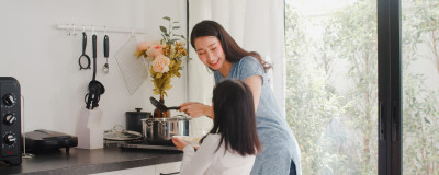 Ini Manfaat Mengajak Anak dalam Menyiapkan Menu Buka Puasa