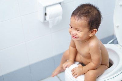 Ini Tanda Si Kecil Siap Toilet Training