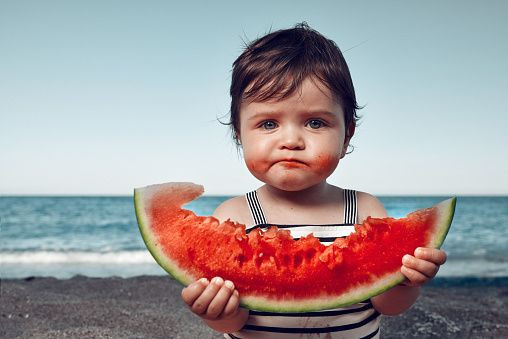 Anak memakan buah semangka