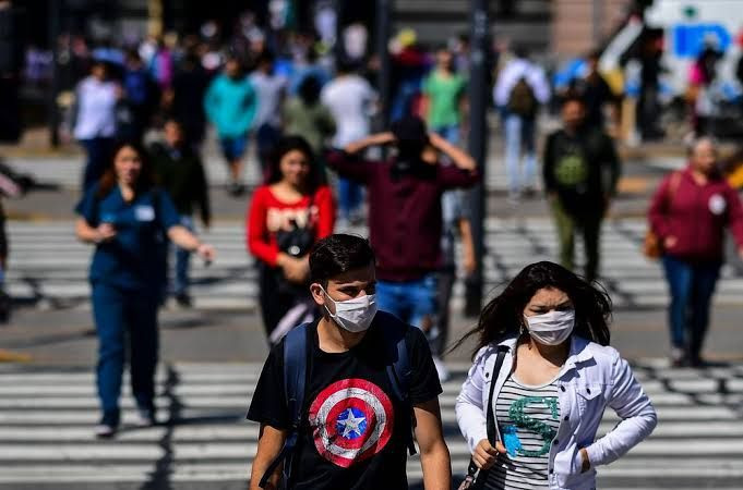 Menggunakan masker jika keluar rumah