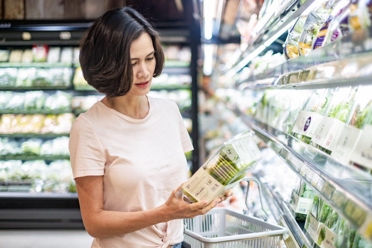 wanita memilih makanan sehat