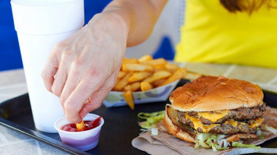 Rutin Konsumsi Makanan Cepat Saji Tingkatkan Risiko Masalah Hati