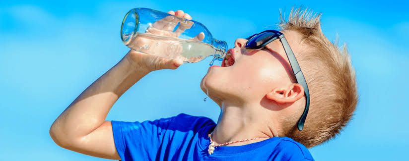 Minum air mineral saat musim panas