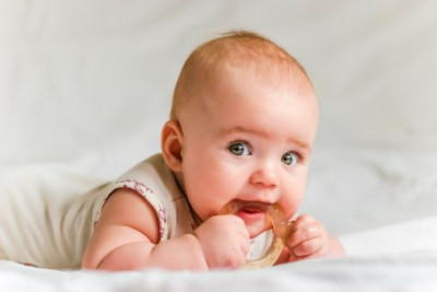 Bayi Tumbuh Gigi, Ini Cara Mengatasinya
