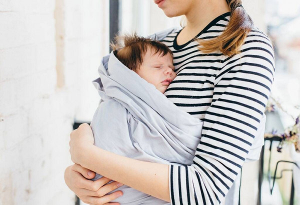 menggendong bayi