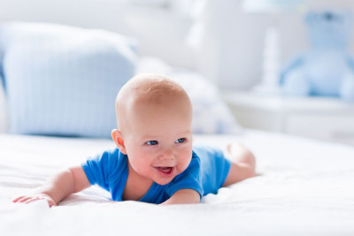 Posisi Tummy Time yang Nyaman Bagi Bayi