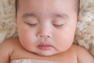 Menggunting Bulu Mata Bayi Bikin Lentik, Benarkah?