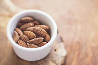 Manfaatkan Makanan Kering ini Untuk Kulit Wajah Glowing
