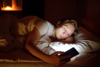 Tidur Dekat Ponsel Meningkatkan Risiko Tumor Otak