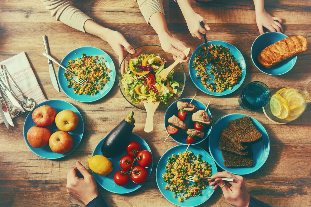 Makan banyak saat berbuka puasa