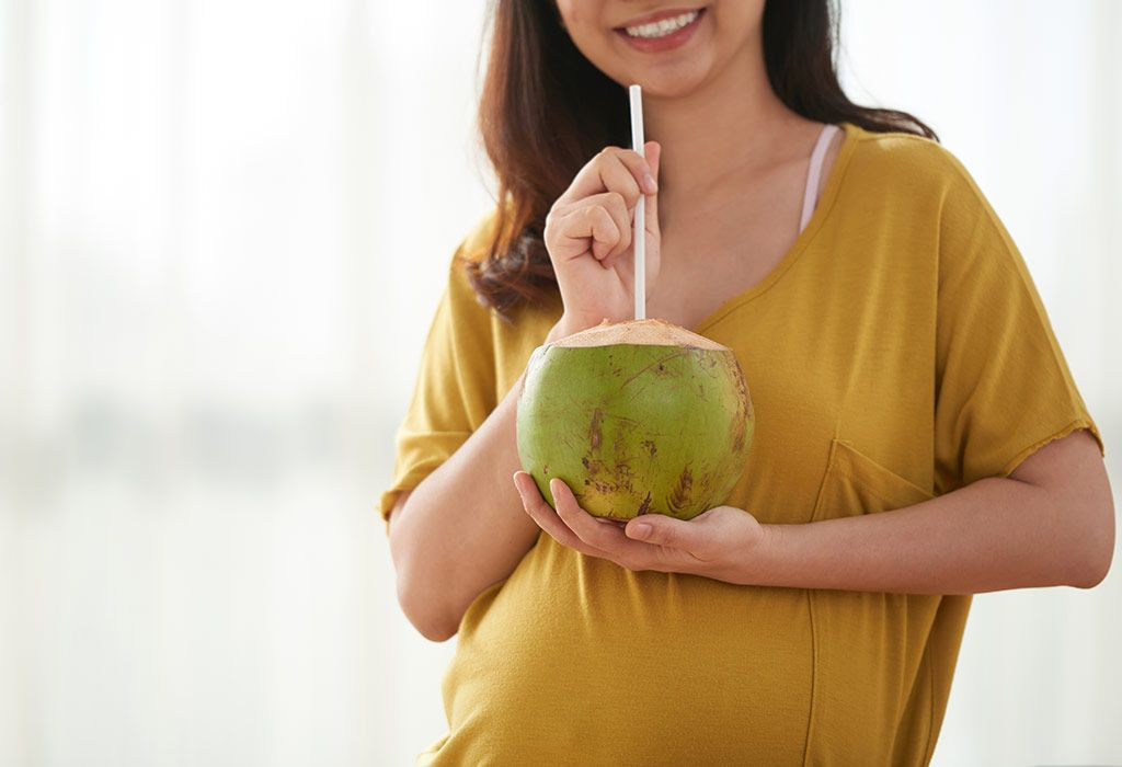 Ibu hamil mengonsumsi air kelapa
