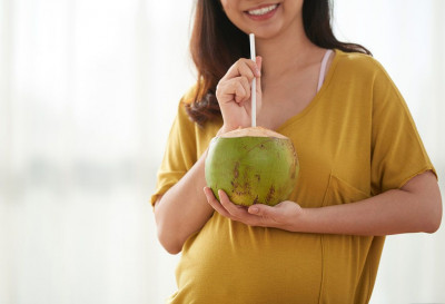 Bukan Mitos, Ini Manfaat Air Kelapa untuk Ibu Hamil