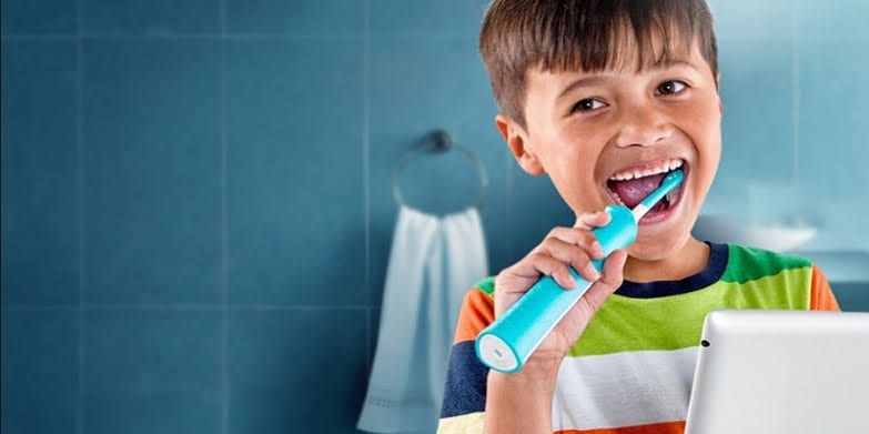 Anak sedang sikat gigi