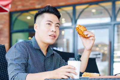 Pentingnya untuk Tidak Sarapan Terlalu Siang