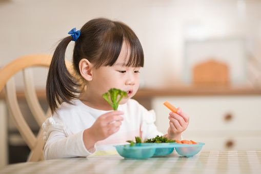 Anak makan sayur