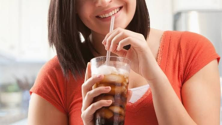 mengonsumsi banyak soda dan minuman berenergi