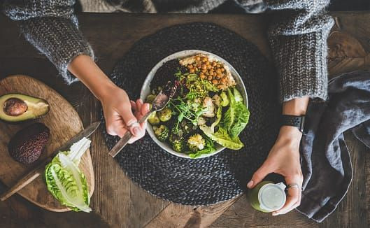 Makan makanan sehat