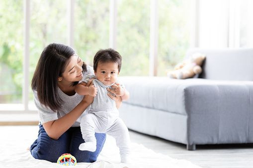 Ibu mengasuh anak