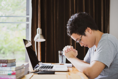 Kecemasan Meningkat Selama Pandemi, Banyak Orang Cari Solusi di Internet