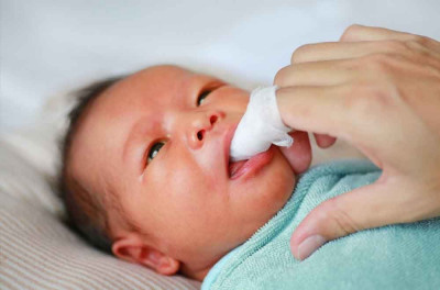 Jangan Salah Membersihkan Lidah Bayi, Begini Caranya!
