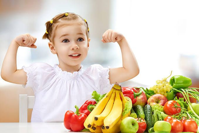 Anak dengan buah dan sayur
