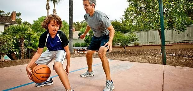 gambar orang dewasa dan anak melakukan aktivitas fisik
