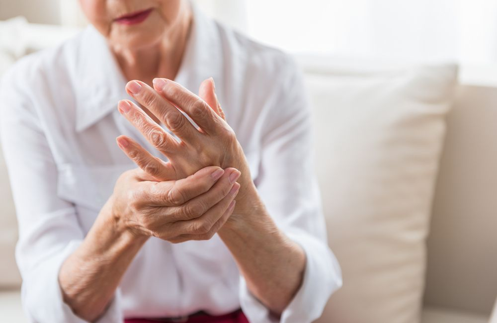 Wanita lansia mengalami nerve pain di tangan.
