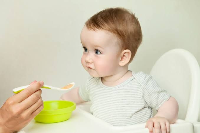 Anak sedang makan