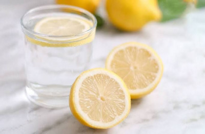 Manfaat Kesehatan Minum Air Lemon