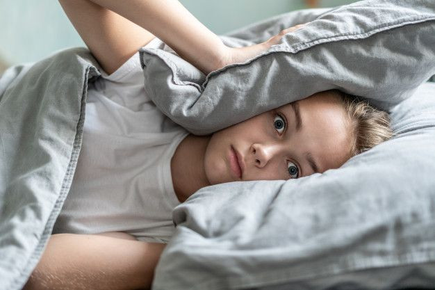 Seorang wanita sedang mengalami insomnia.