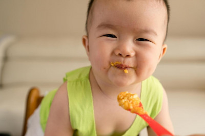 Solusi Mengatasi Si Kecil yang Suka Mengemut Makanan