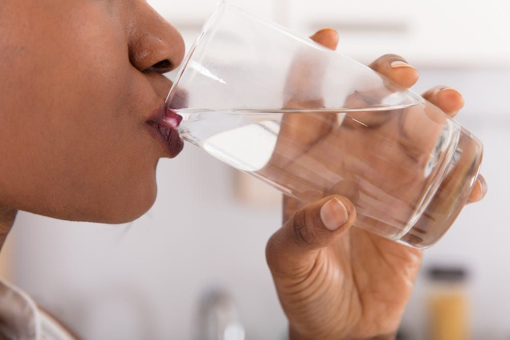 Seorang wanita minum air.