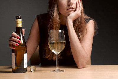 Konsumsi Alkohol Pengaruhi Volume dan Penuaan Otak