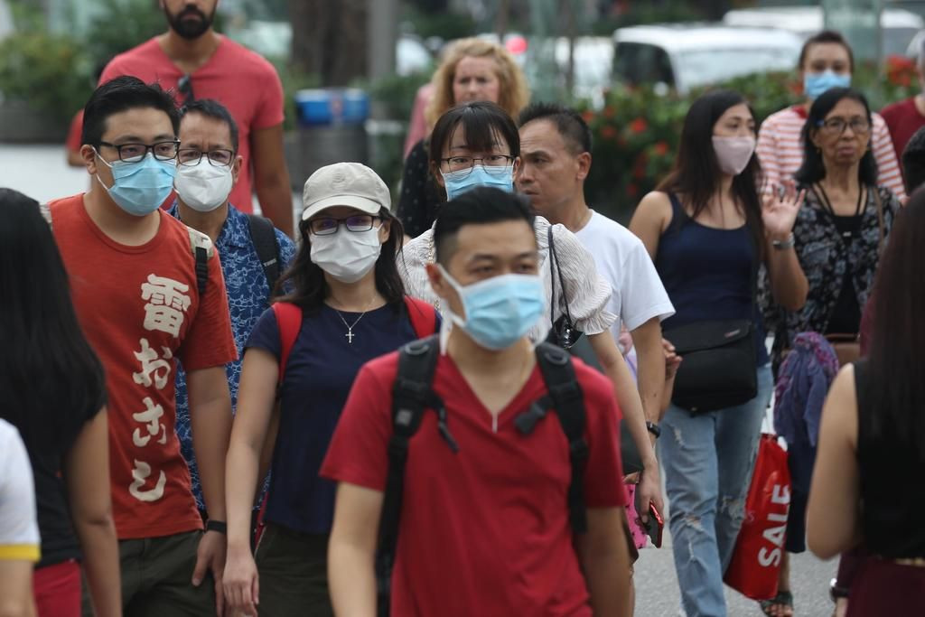 Orang-orang menggunakan masker.