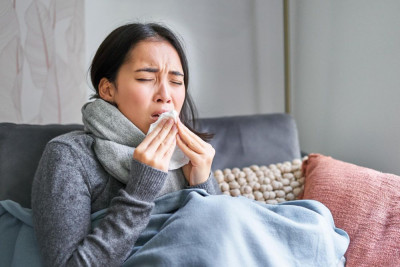 Sering Batuk dan Pilek saat Hujan Apakah Tanda Flu? Kenali Perbedaannya