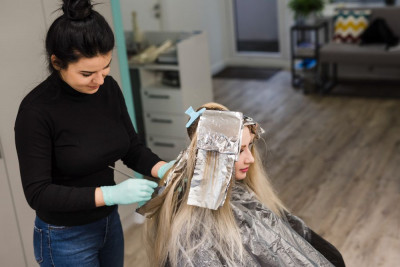 Tren Warna Rambut Marak di Kalangan Anak Muda: Benarkah Berisiko Kanker? 
