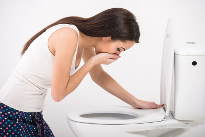 WASPADAI MENDERITA BULIMIA NERVOSA, MAKAN BANYAK SELALU DIMUNTAHKAN!