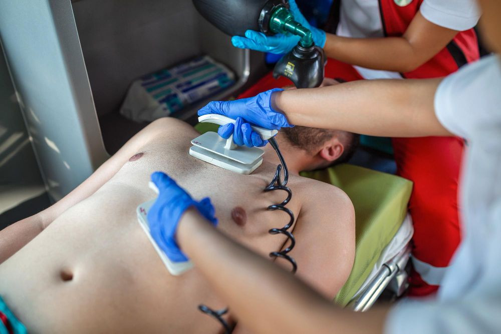Defibrilasi, defibrilasi adalah, kardioversi dan defibrilasi, perbedaan kardioversi dan defibrilasi, defibrilasi dan kardioversi, beda kardioversi dan defibrilasi, dosis defibrilasi, indikasi defibrilasi, yesdok