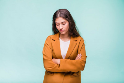 8 TANDA EMOTIONALLY UNAVAILABLE, SERING BIMBANG SAMA PERASAAN SENDIRI