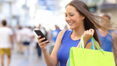 Main Smartphone Saat Berbelanja Bisa Bikin Anda Lebih Boros, Kok Bisa?