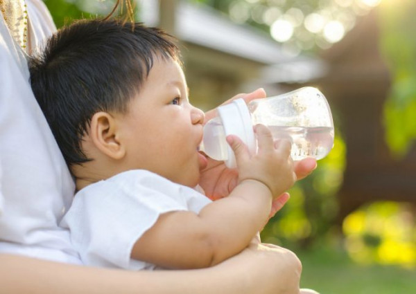 Stop! Jangan Berikan Bayi Air Putih, Ini Bahayanya