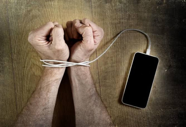 Kebiasaan Bermedia Sosial yang Mengancam Hubungan Intim Anda